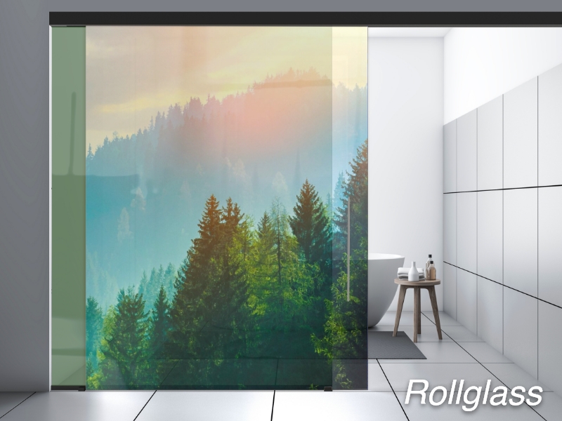 Op de foto zie je ons schuifdeursysteem RollGlass. In dit systeem hangen glazen deurpanelen die zijn bedrukt met een bos landschap.
